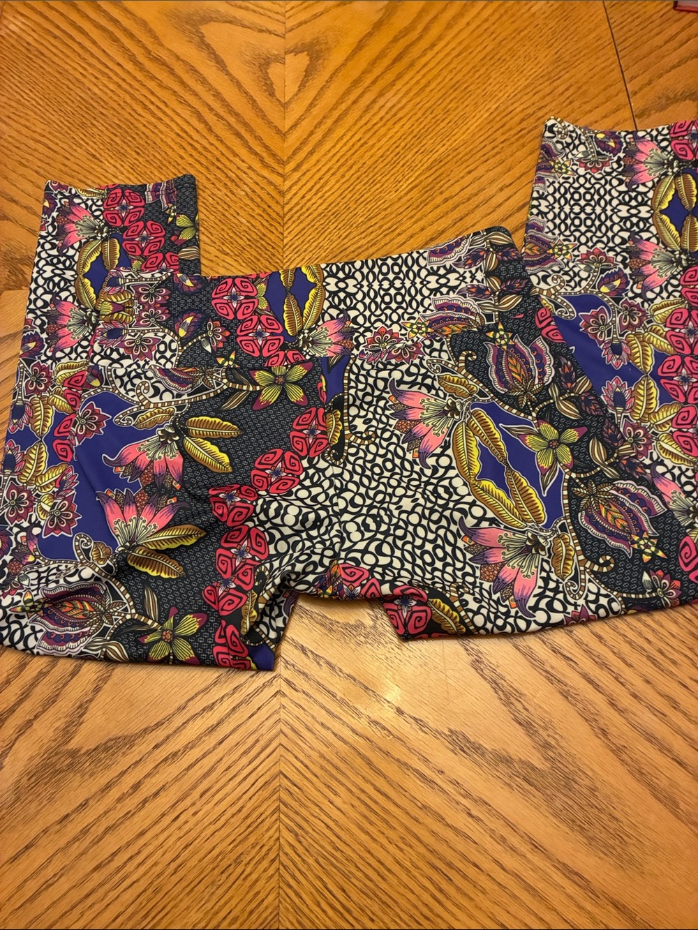 Onzie Vibrant Floral Pattern cropped Leggings in size S/M - Picture 5 of 6